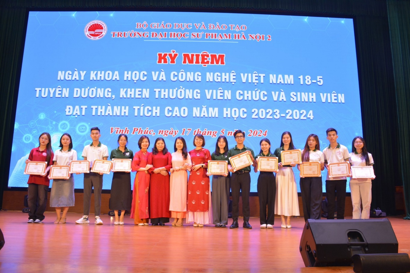 Tuyên dương, khen thưởng giảng viên hướng dẫn, sinh viên đạt thành tích cao và có đóng góp tích cực trong các cuộc thi năm học 2023 - 2024