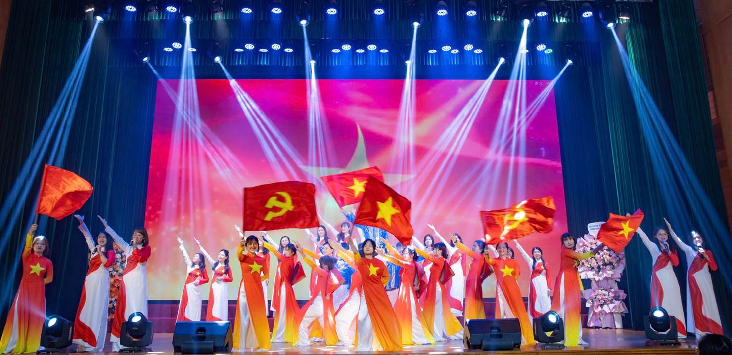 A group of people on a stage

AI-generated content may be incorrect.