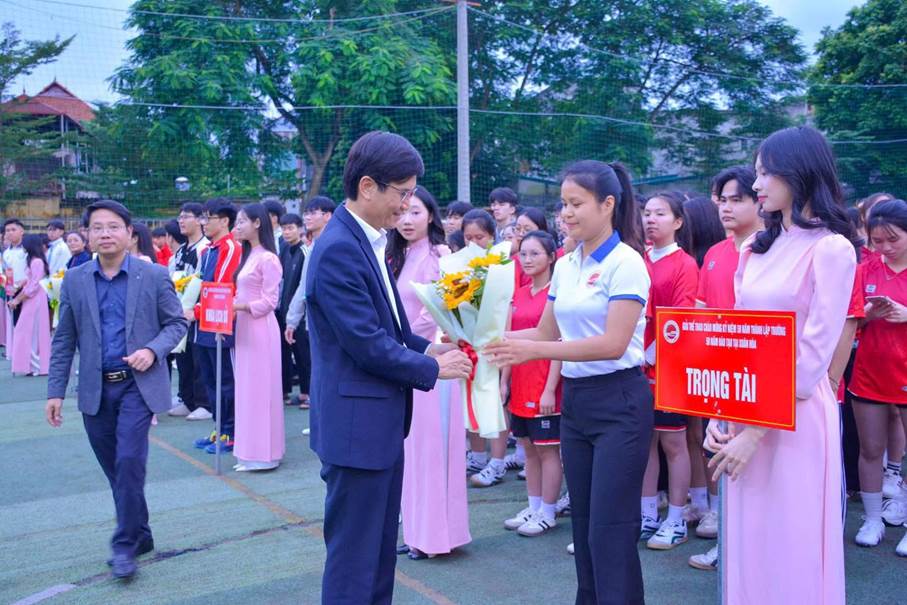 Có thể là hình ảnh về một hoặc nhiều người và văn bản