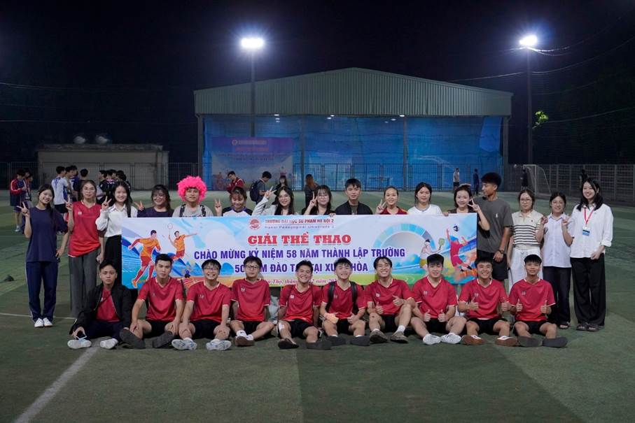 Có thể là hình ảnh về bóng đá, bóng đá và văn bản