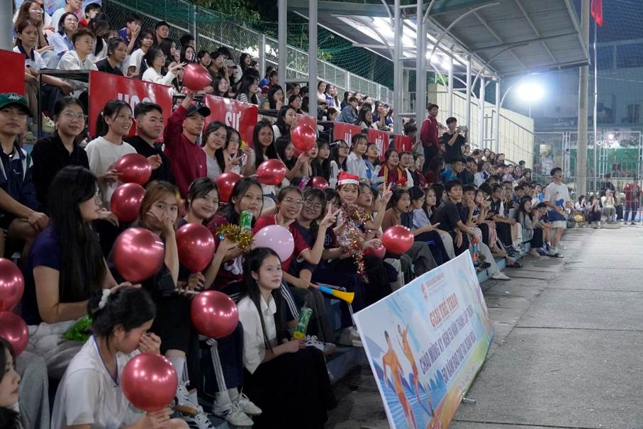 Có thể là hình ảnh về một hoặc nhiều người, đám đông và văn bản