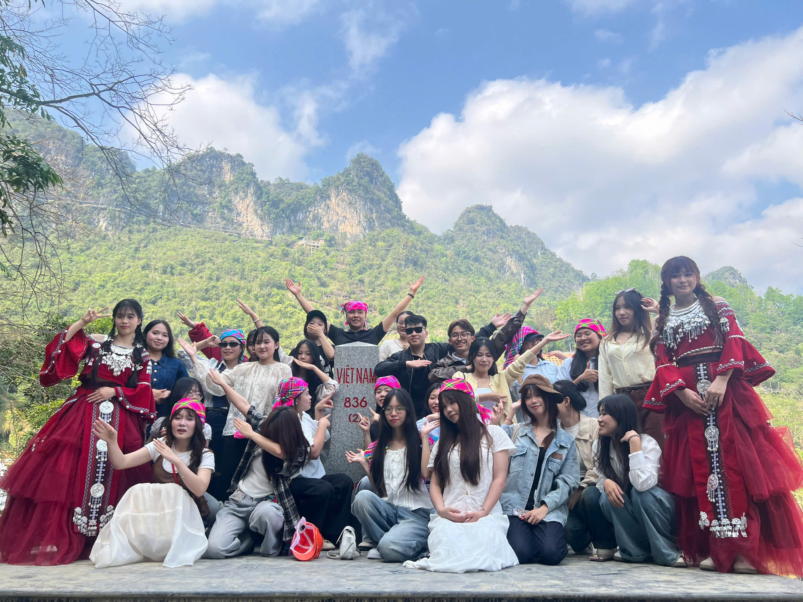 <b>Sinh viên khoa Giáo dục chính trị học tập trải nghiệm ở Cao Bằng</b>