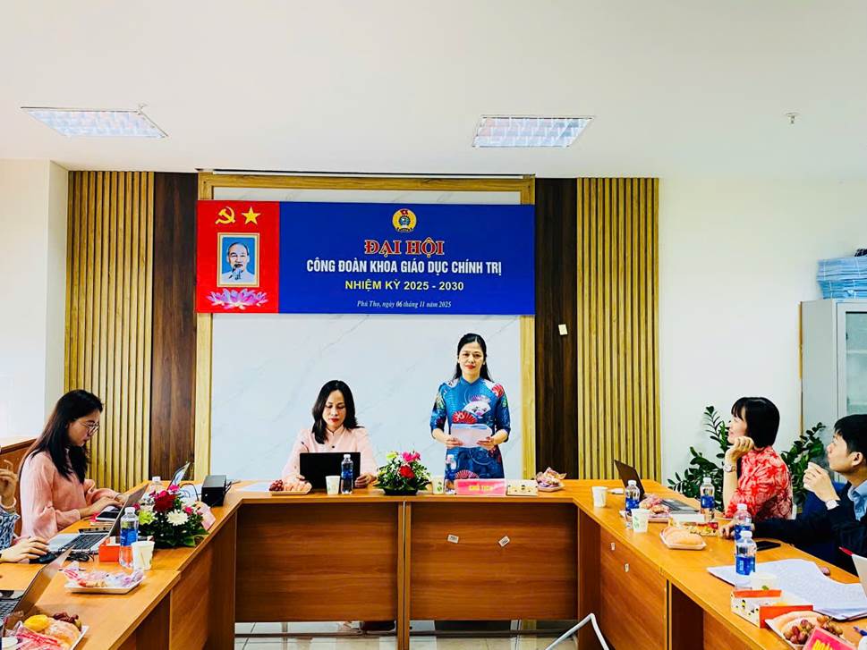 A group of women in a room

AI-generated content may be incorrect.