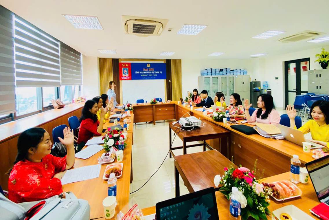 A group of people sitting at tables in a room

AI-generated content may be incorrect.