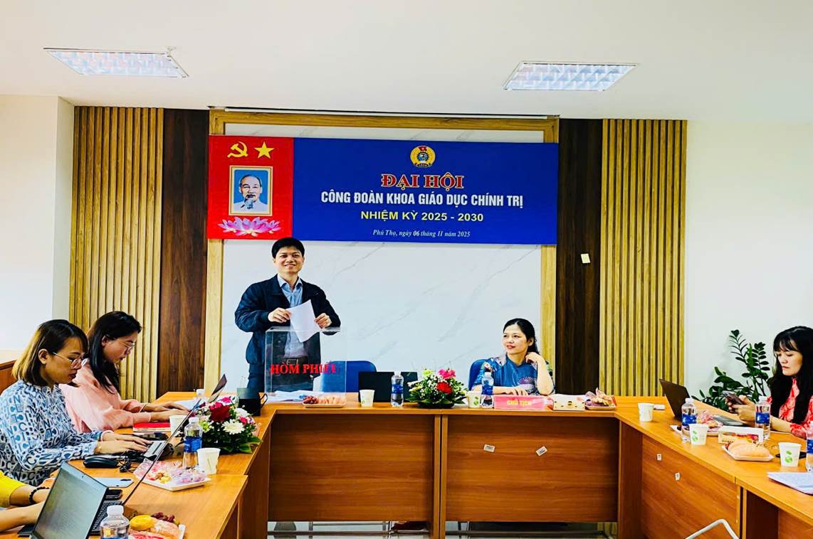 A person standing in front of a group of people sitting at a table

AI-generated content may be incorrect.