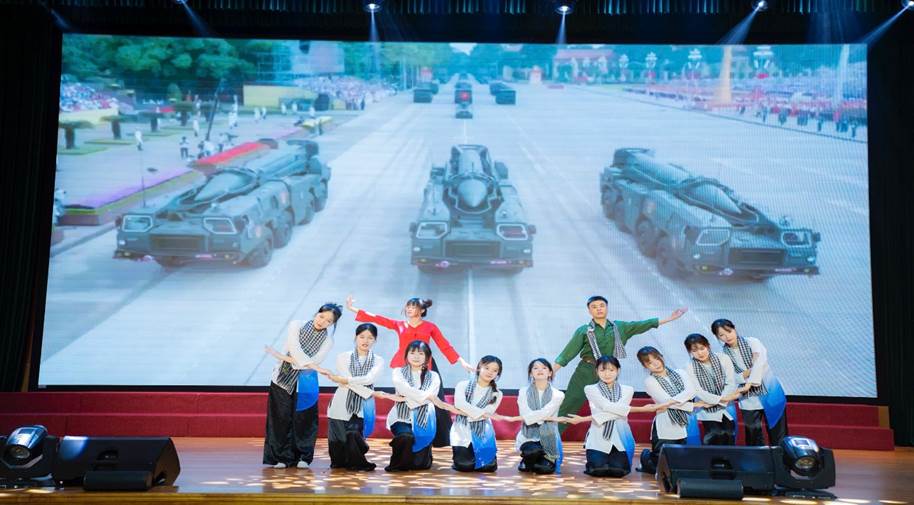 Ảnh có chứa trang phục, phương tiện, con người, nhóm

Nội dung do AI tạo ra có thể không chính xác.