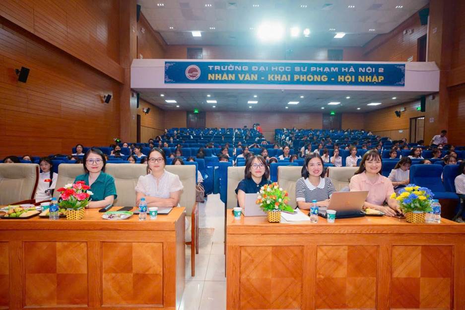 A group of people sitting in a lecture hall

AI-generated content may be incorrect.