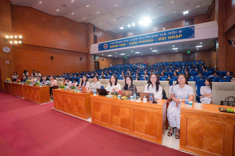 A group of people sitting in a lecture hall

AI-generated content may be incorrect.