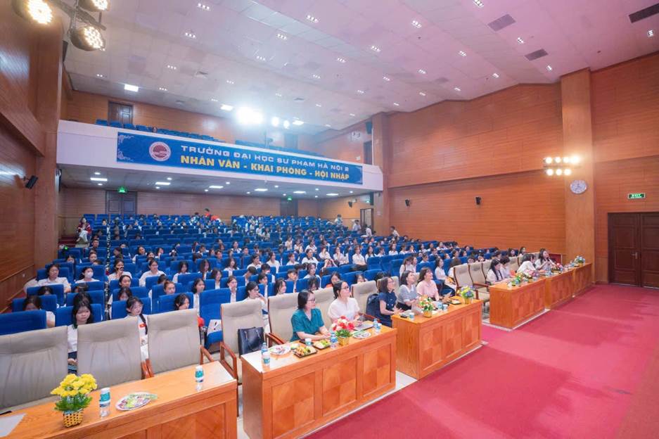 A group of people in a lecture hall

AI-generated content may be incorrect.