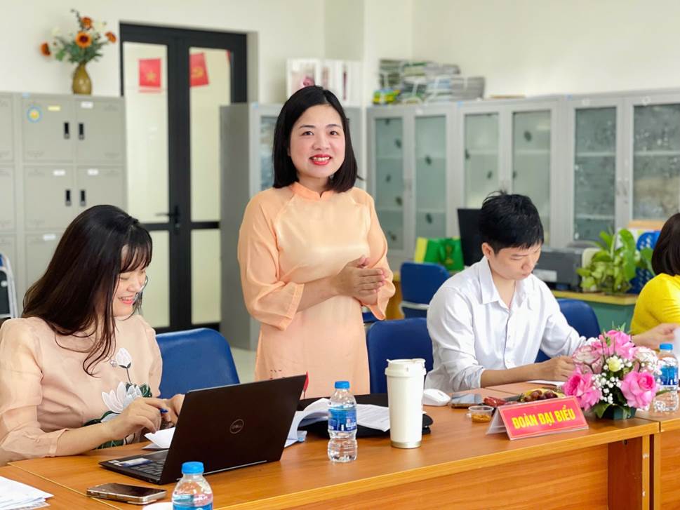 A group of people in a room

AI-generated content may be incorrect.