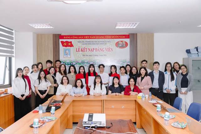 <b>Chi Bộ Khoa Giáo Dục Chính Trị Khởi Đầu Xuân Mới Với Dấu Ấn Lớn Trong Công Tác Phát Triển Đảng</b>