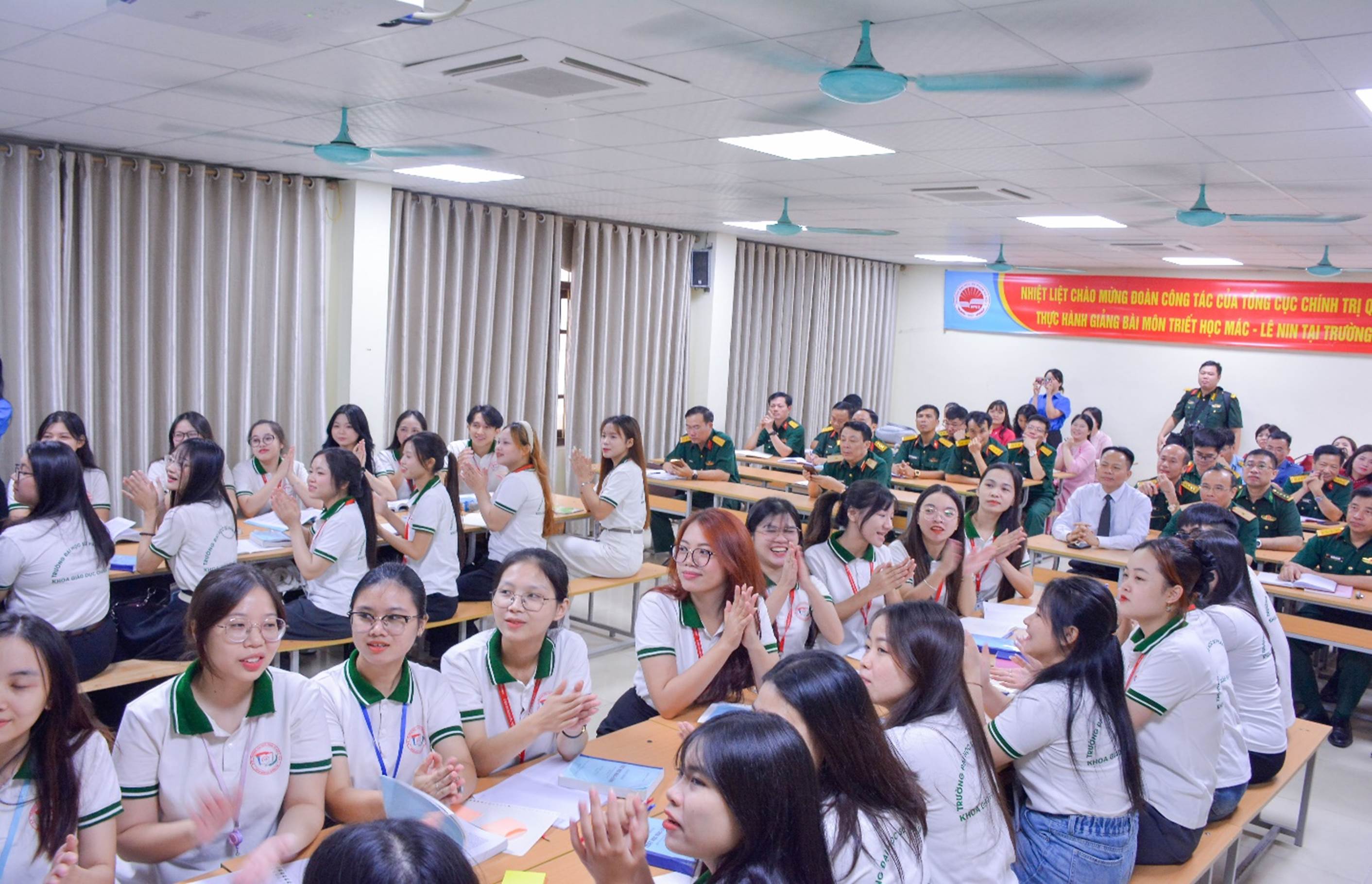 A group of people in a classroom

AI-generated content may be incorrect.