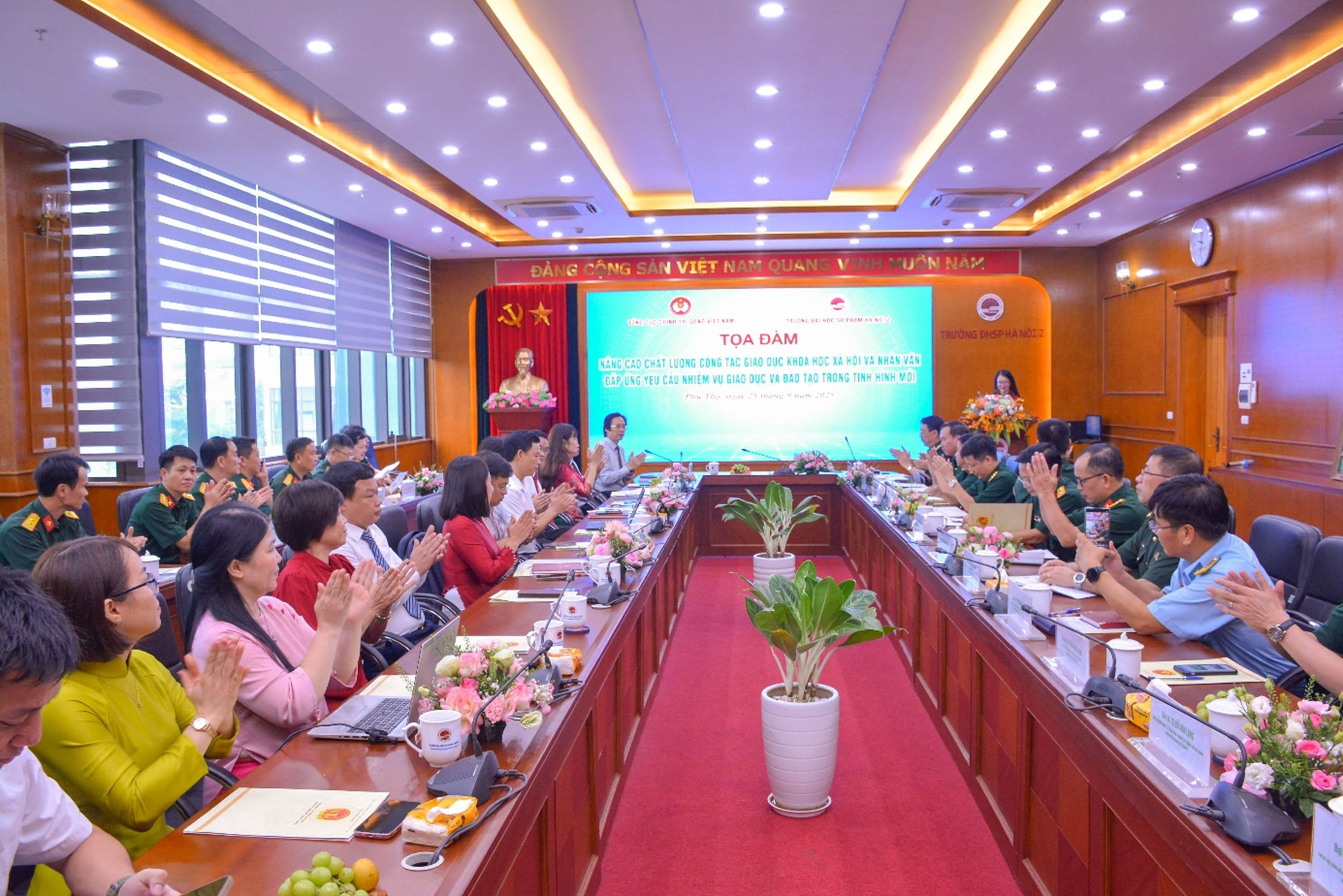 A group of people in a meeting

AI-generated content may be incorrect.