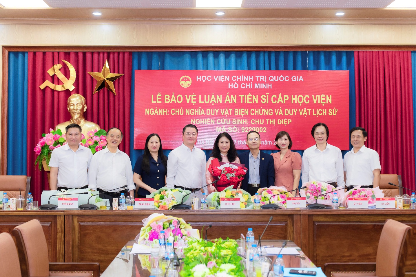 <b>Khoa Giáo dục Chính trị chúc mừng giảng viên Chu Thị Diệp bảo vệ thành công luận án tiến sĩ</b>