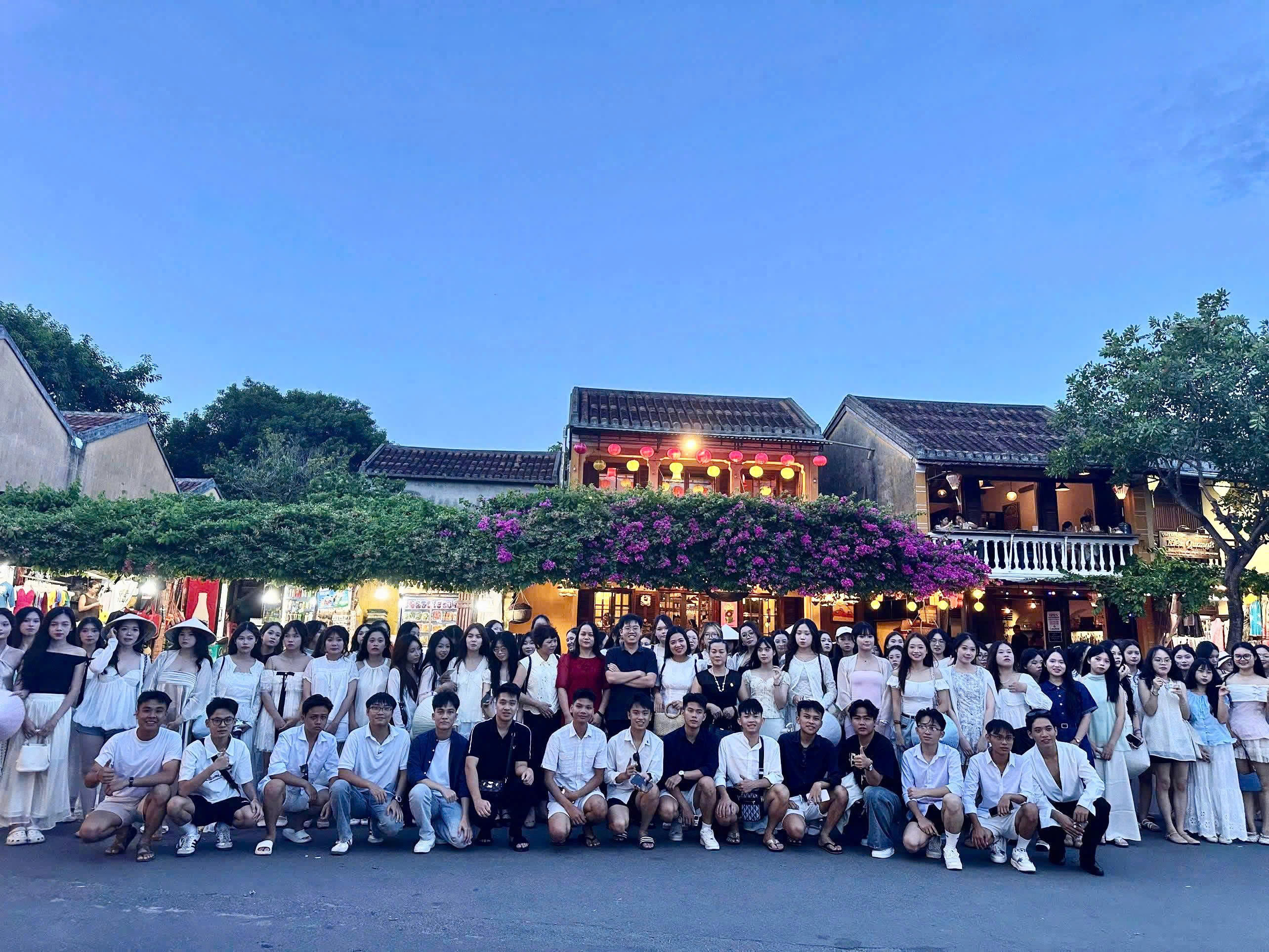 <b>Sinh Viên K50, K51 Khoa Giáo Dục Chính Trị Trên Hành Trình Về Miền Trung: Ngày 4, 5 – Khám Phá Hội An Và Đà Nẵng</b>