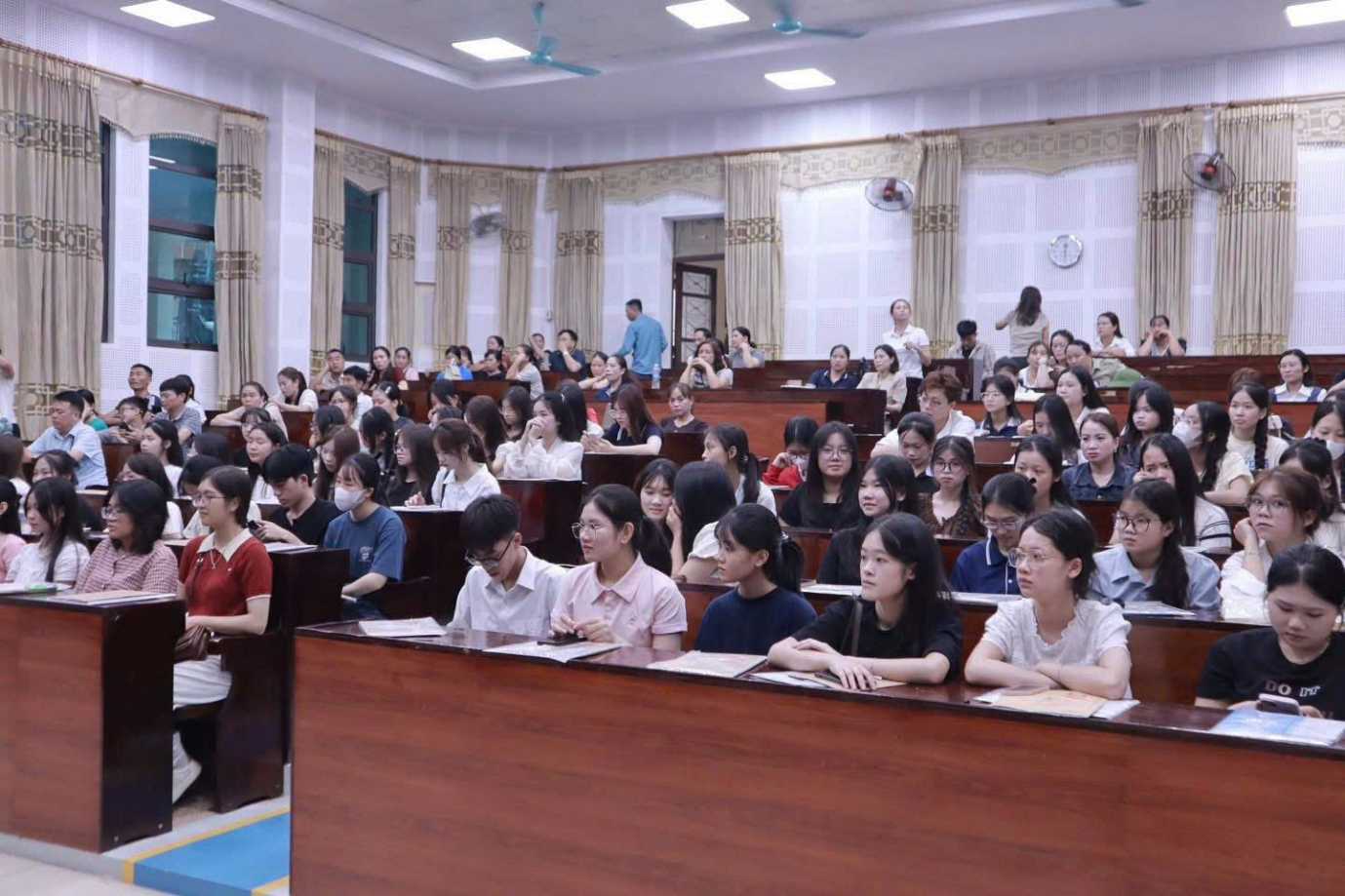 <b>Khoa Giáo Dục Chính Trị Hân Hoan Chào Đón Tân Sinh Viên K52 Trong Ngày Nhập Học</b>