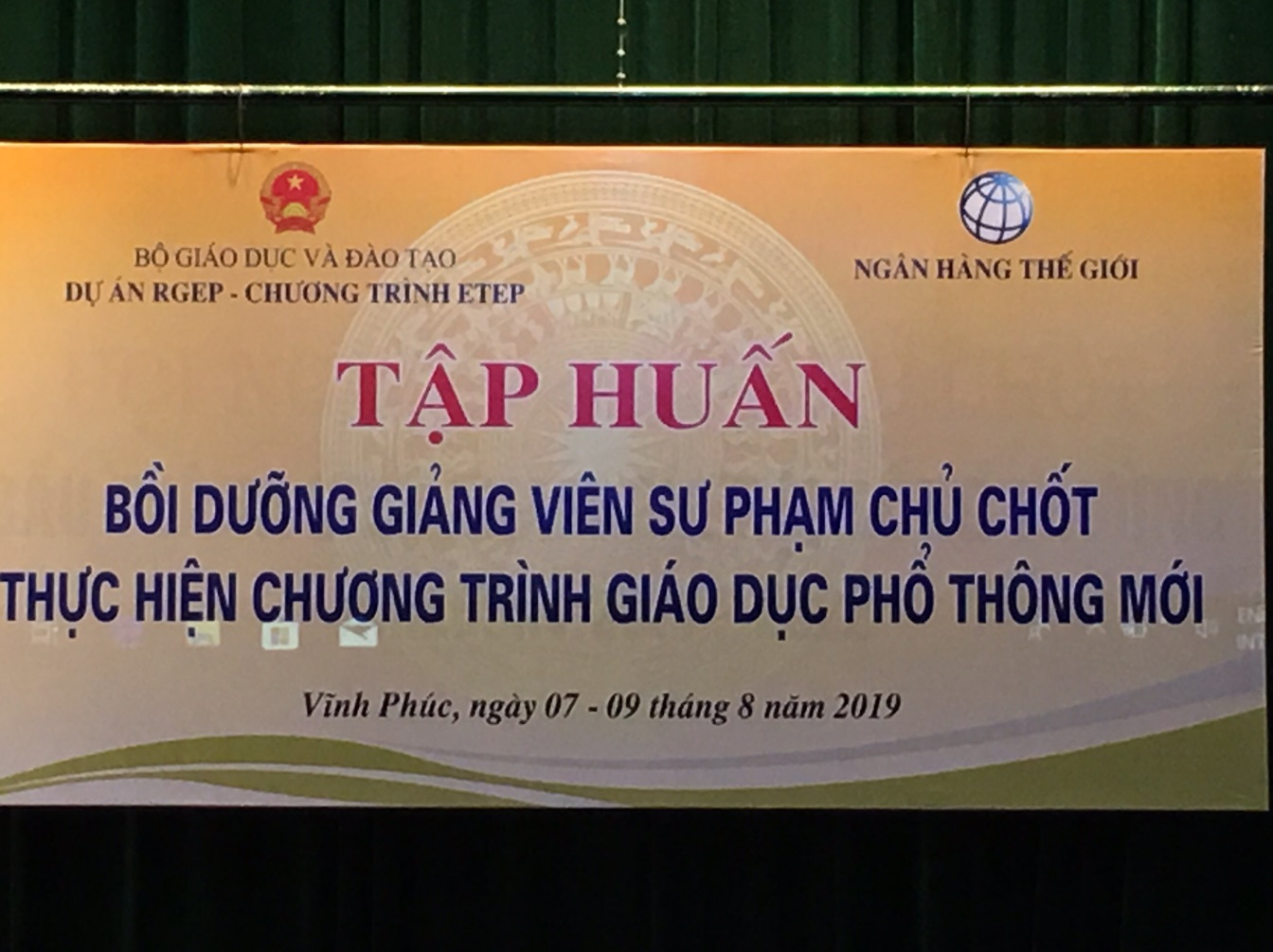 GIẢNG VIÊN KHOA GIÁO DỤC CHÍNH TRỊ THAM GIA BỒI DƯỠNG VỀ THỰC HIỆN CHƯƠNG TRÌNH GIÁO DỤC PHỔ THÔNG CHO GIẢNG VIÊN SƯ PHẠM CHỦ CHỐT