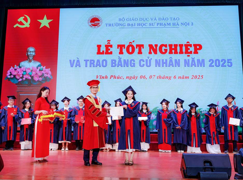 <b>LỄ TỐT NGHIỆP VÀ TRAO BẰNG CỬ NHÂN KHOA GIÁO DỤC CHÍNH TRỊ NĂM 2025 - SINH VIÊN KHOÁ 47</b>
