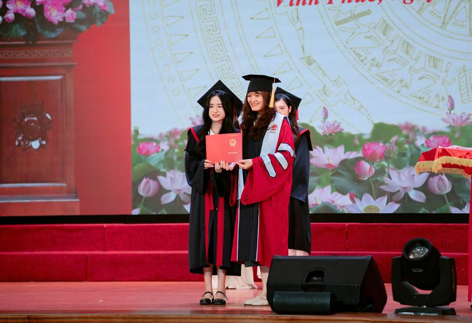 A group of women in graduation gowns and caps

AI-generated content may be incorrect.