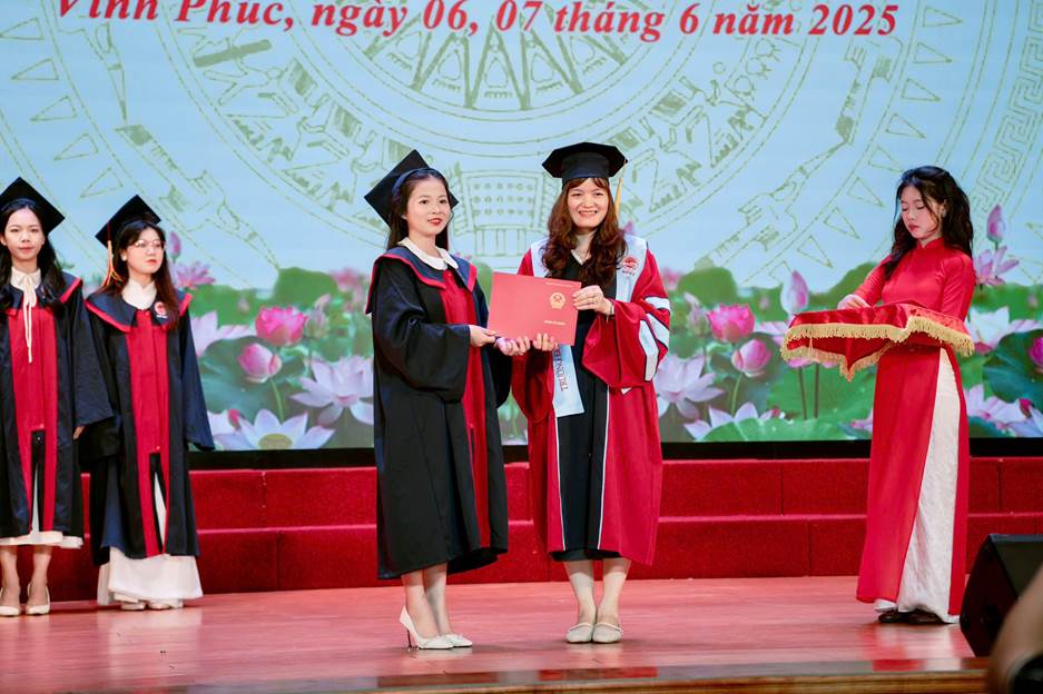 A group of women in graduation gowns

AI-generated content may be incorrect.