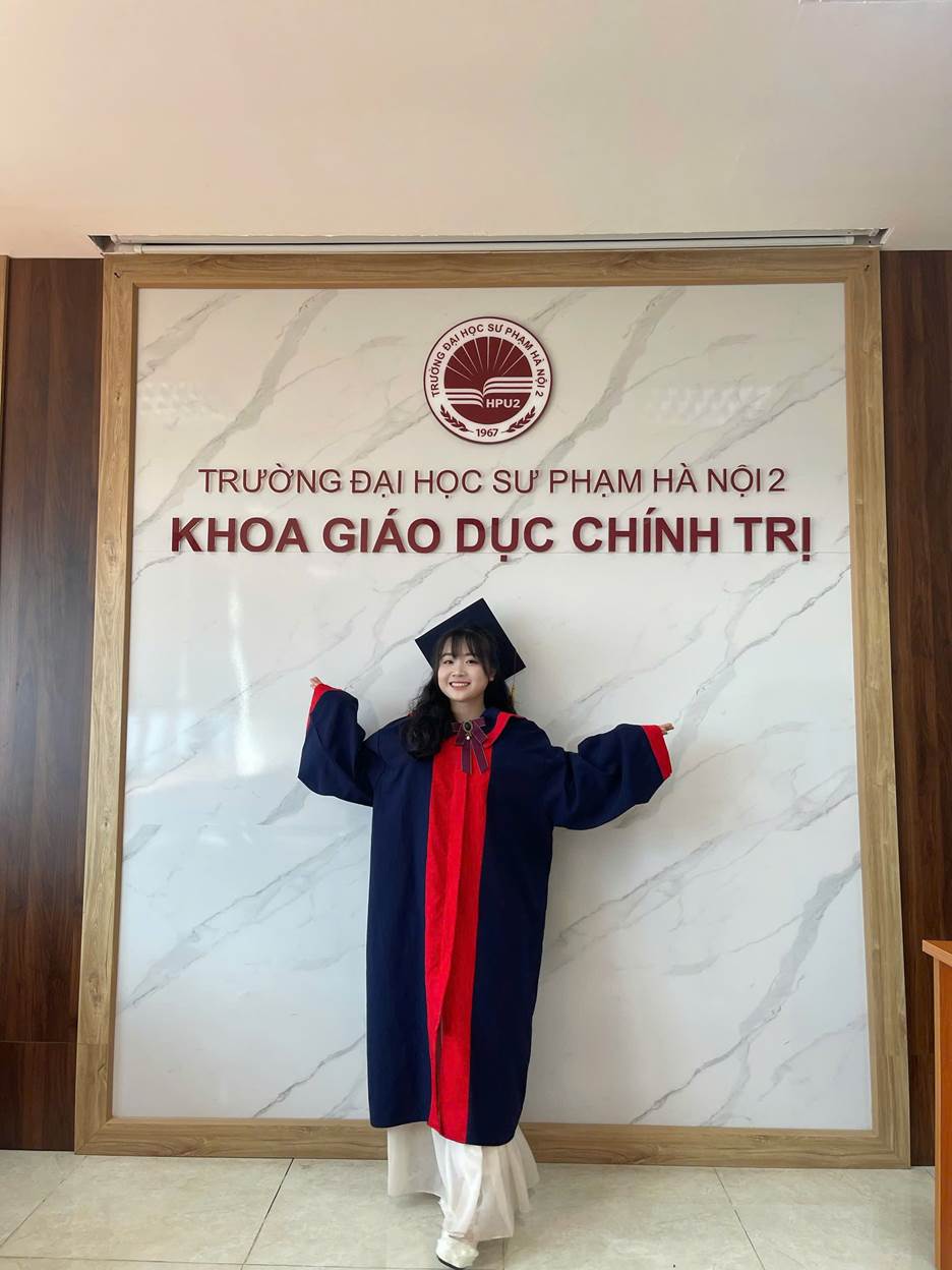 A person in a graduation gown

AI-generated content may be incorrect.