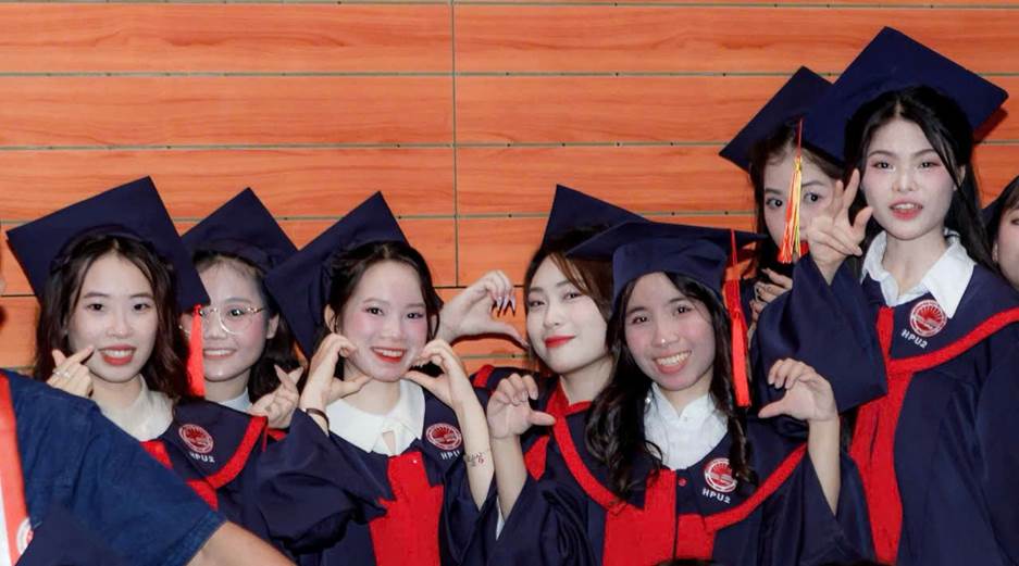 A group of women in graduation gowns

AI-generated content may be incorrect.